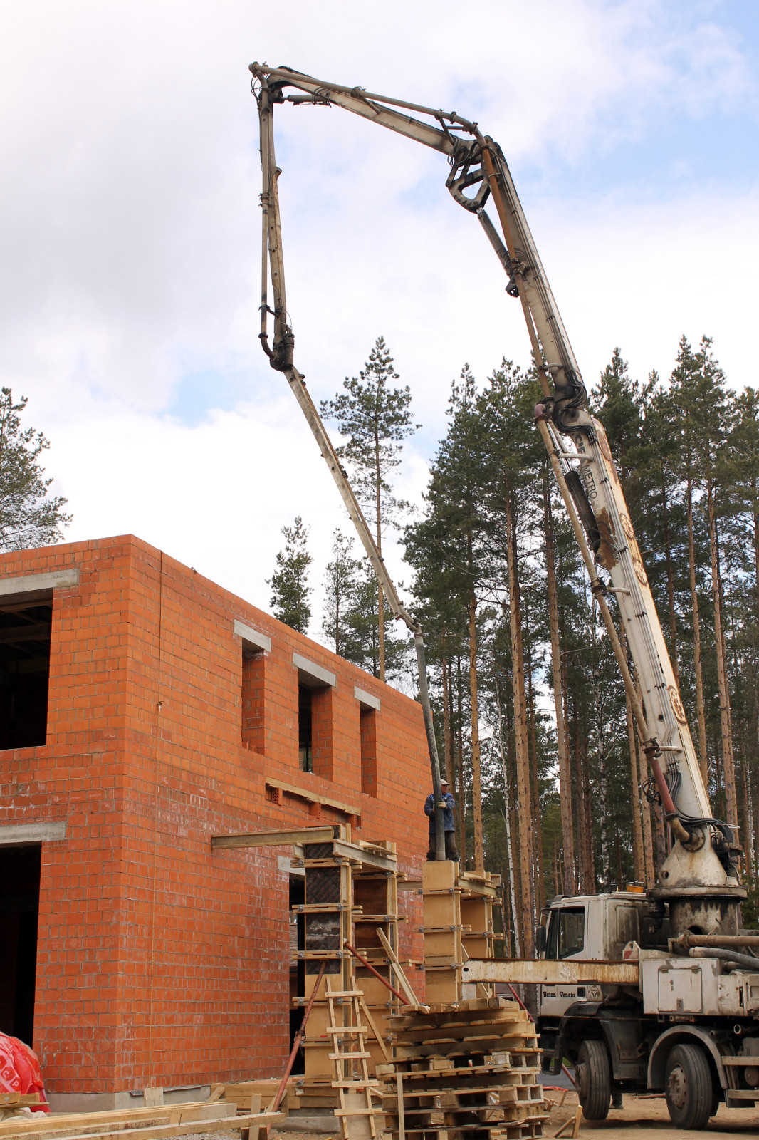 Дом из кирпича в "Охтинском парке"