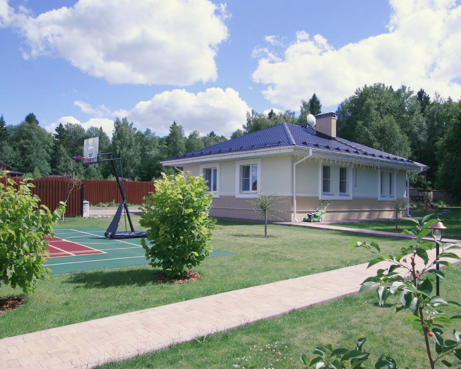 Архитектурный ансамбль из трех домов