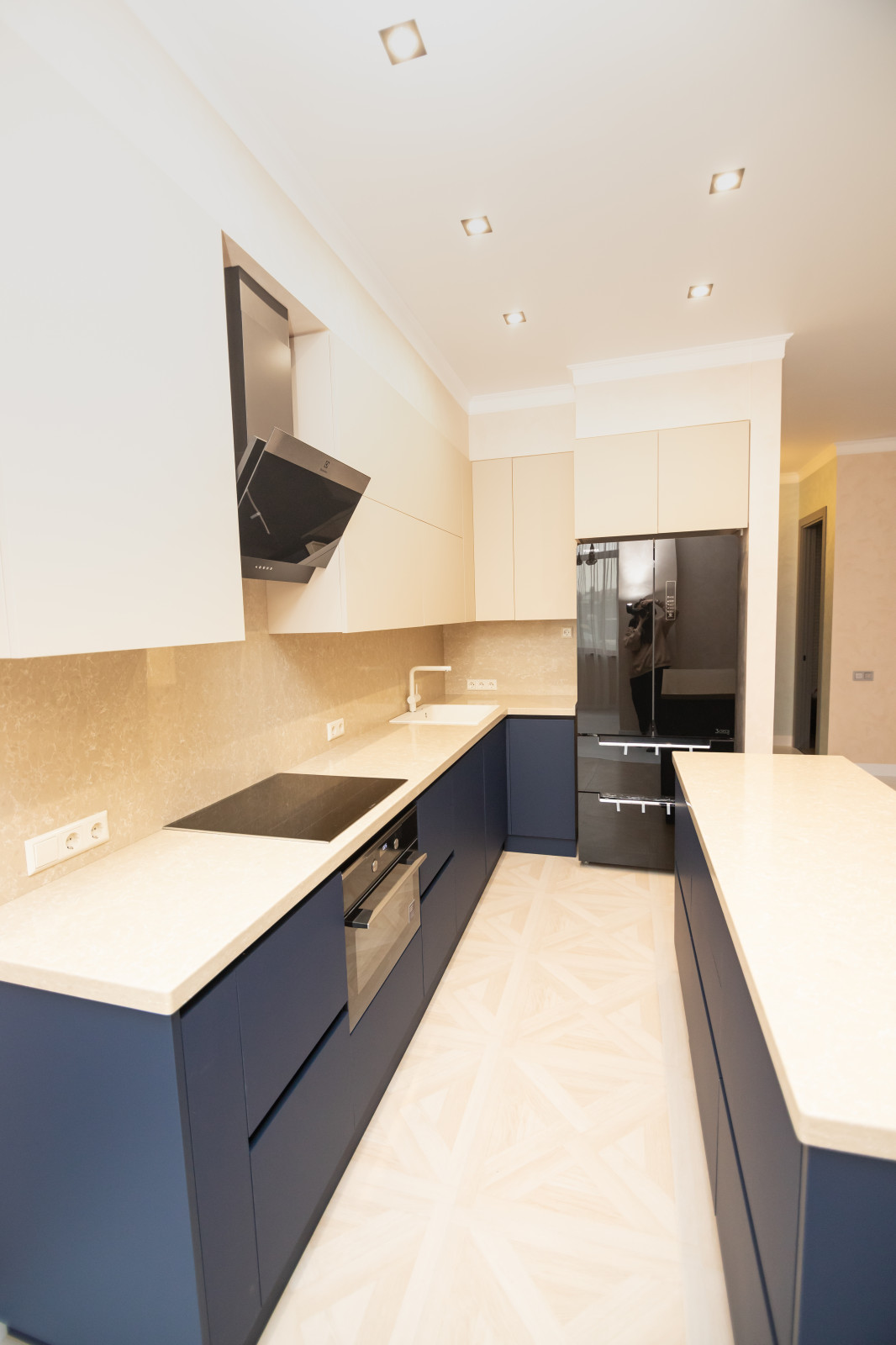 Бело-синяя кухня в современном стиле