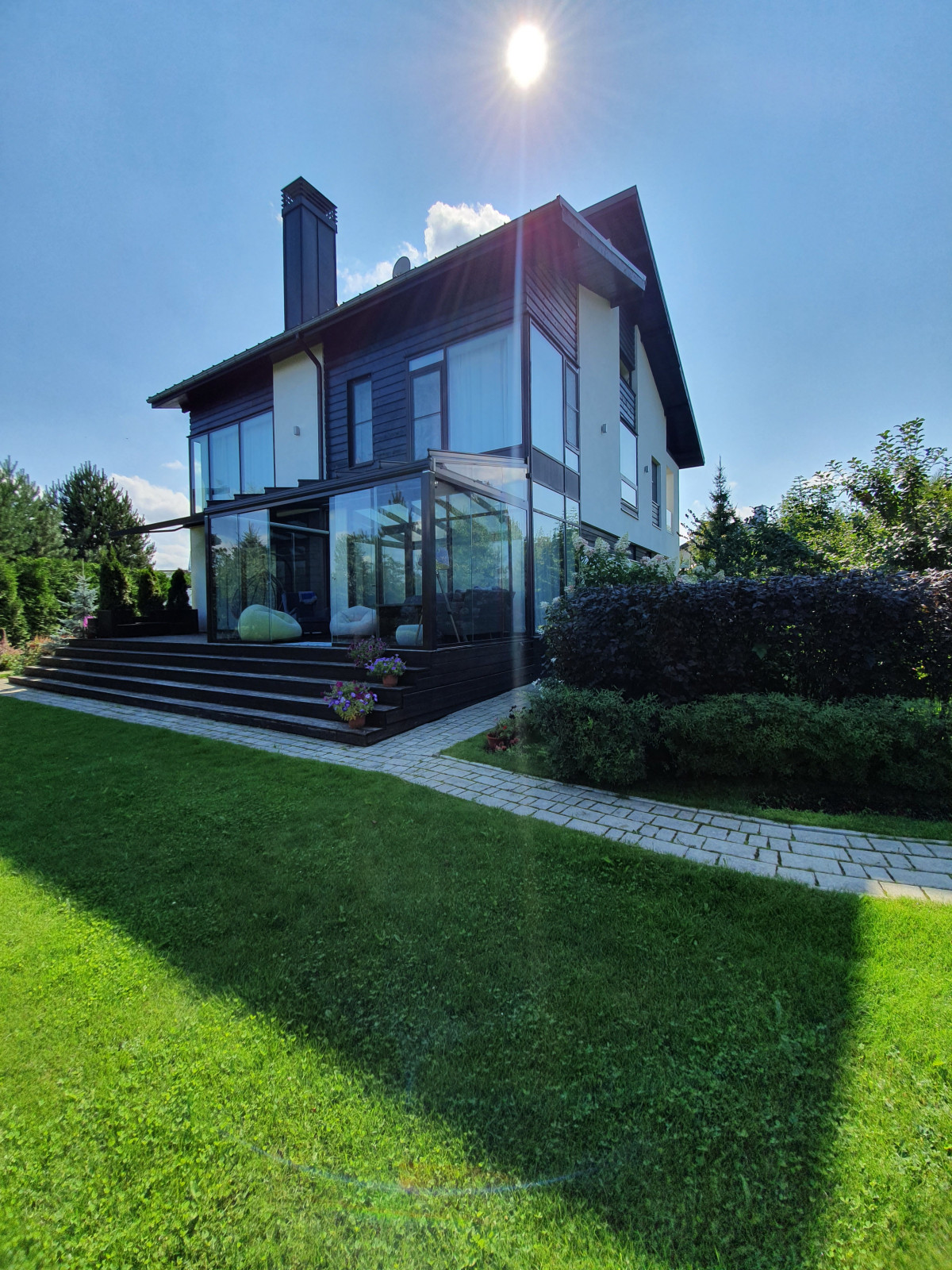 Веранда с безрамным остеклением Weinor и маркиза Markilux