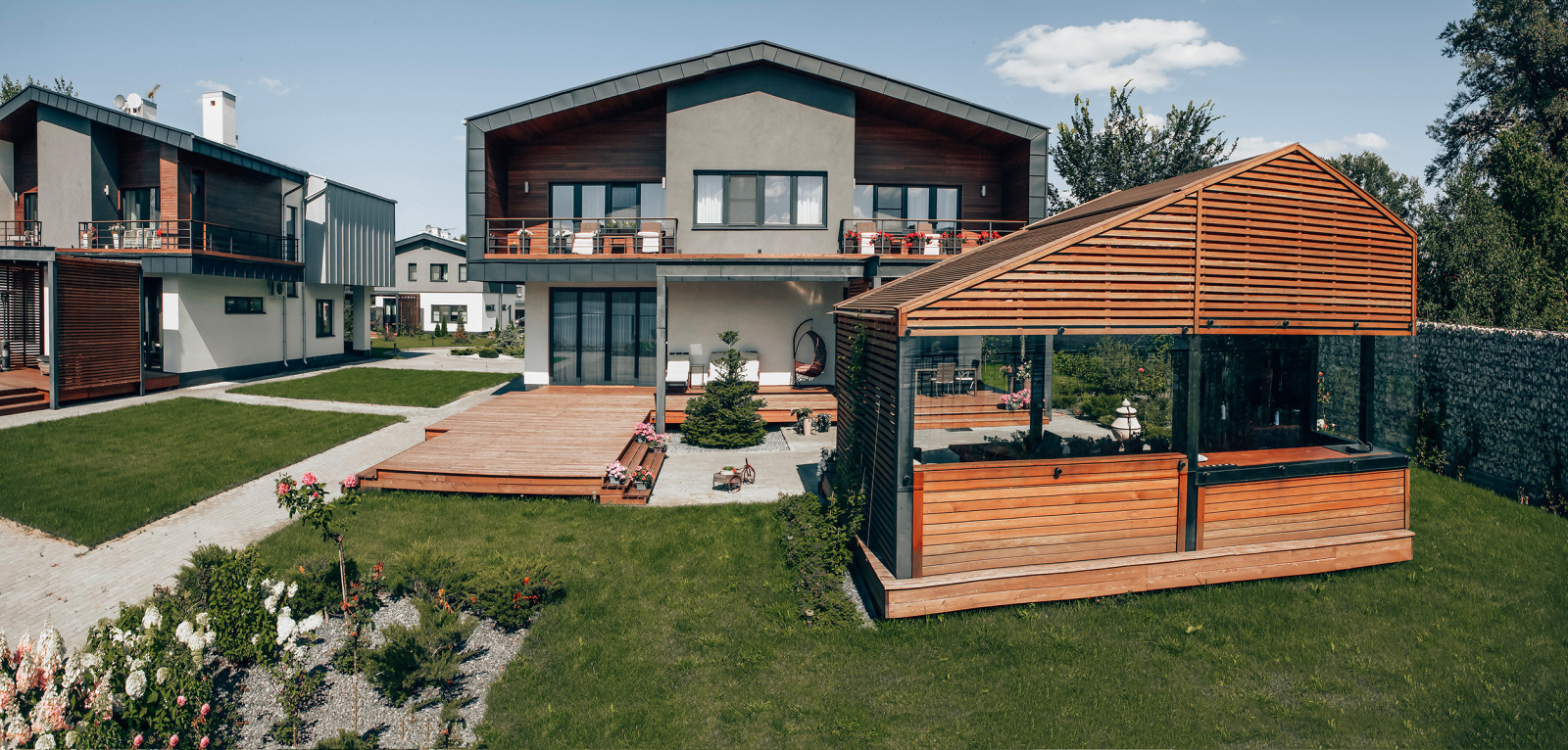 Вид на коттеджных поселок со стороны Волги