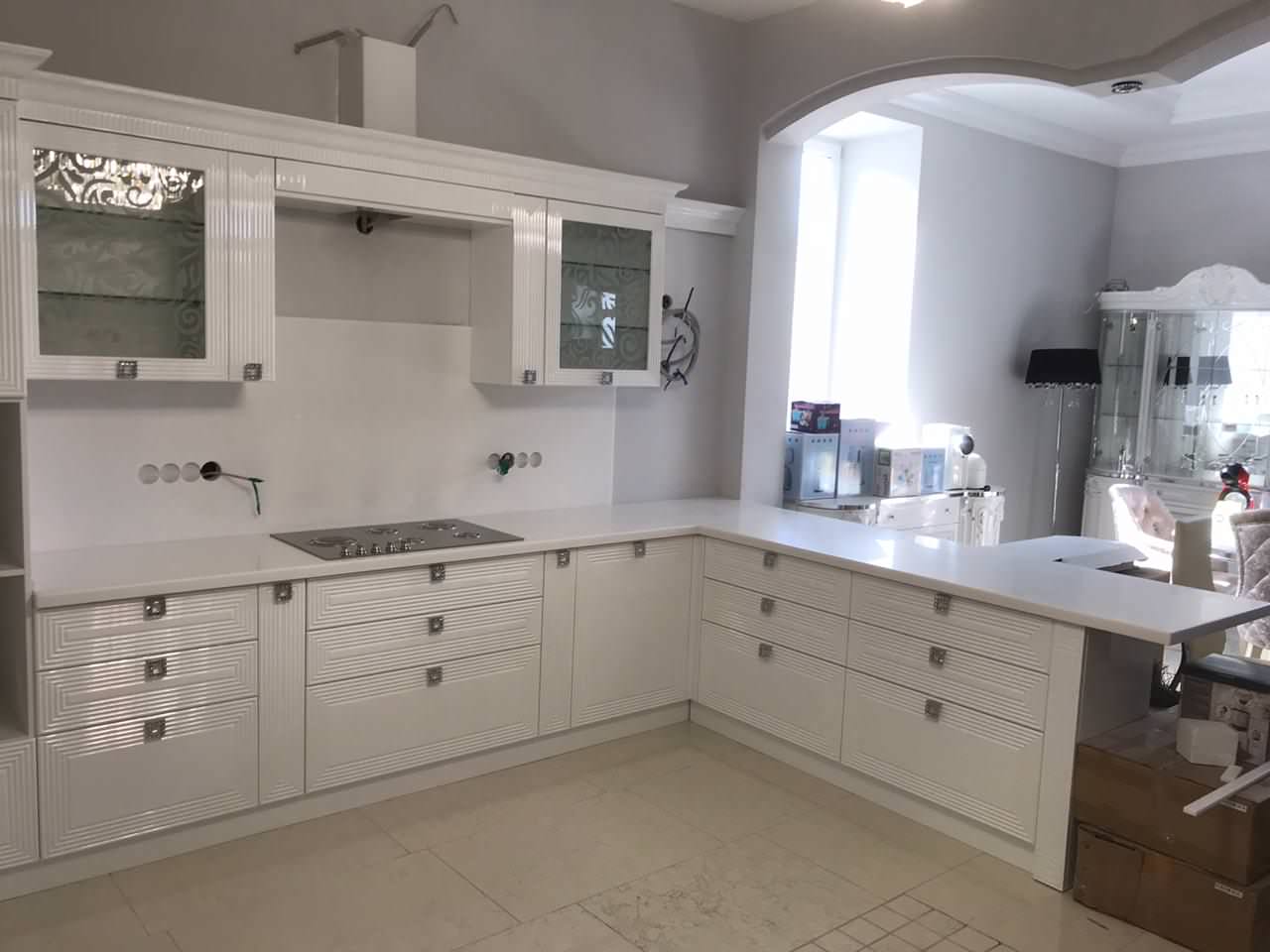 Столешницы из искусственного камня для просторной кухни