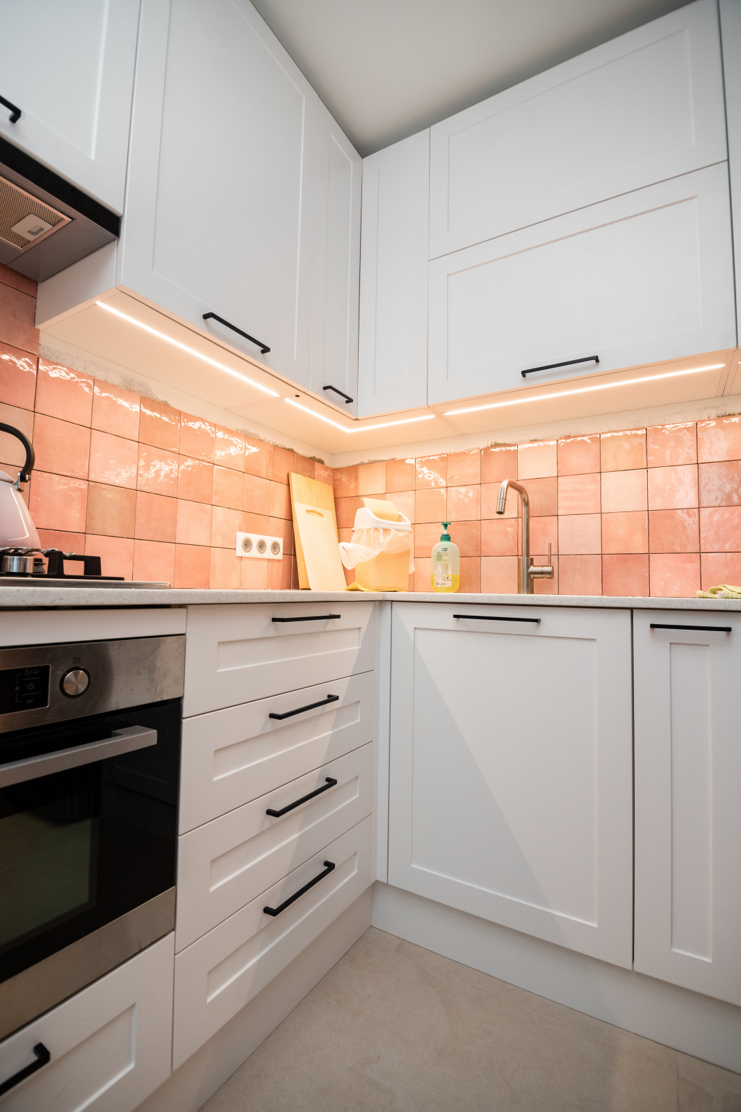 Белая небольшая кухня в стиле неоклассика