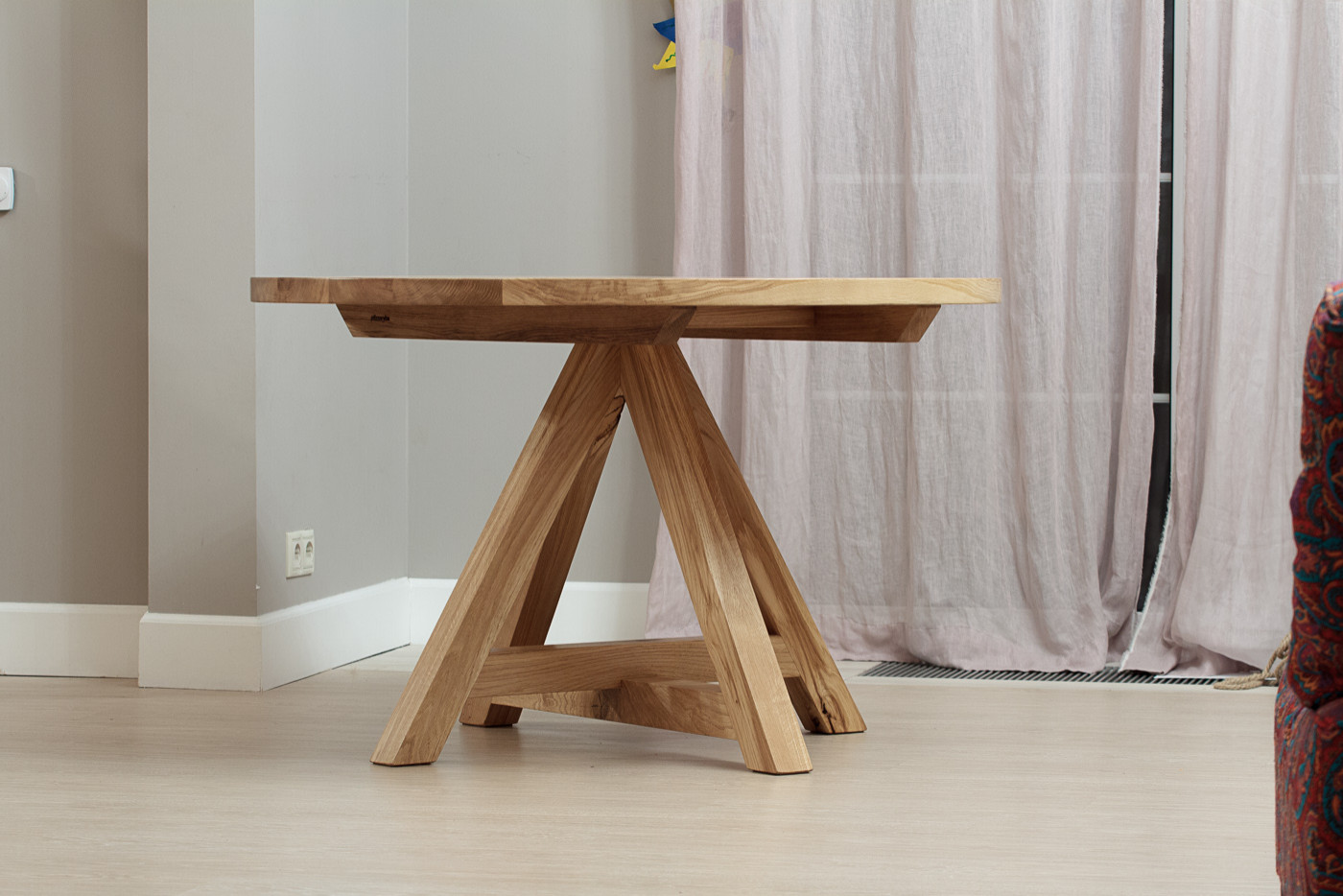 Круглый стол из массива дуба