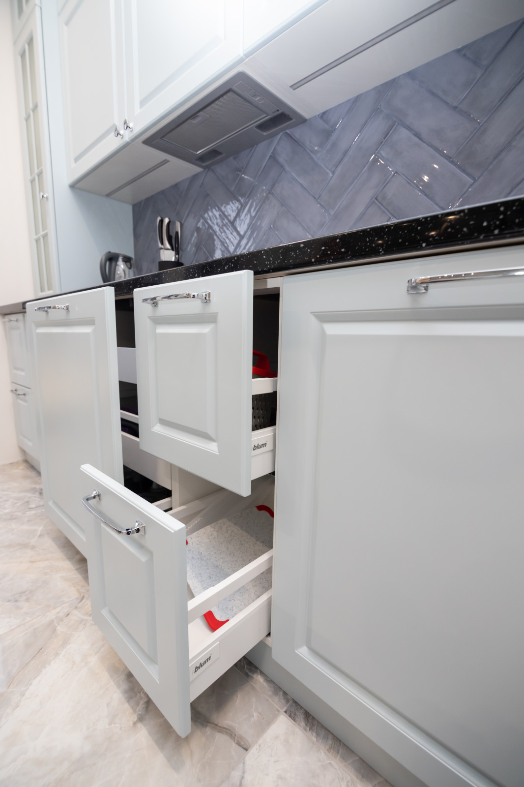 Кухня в серо-голубом цвете с барной стойкой