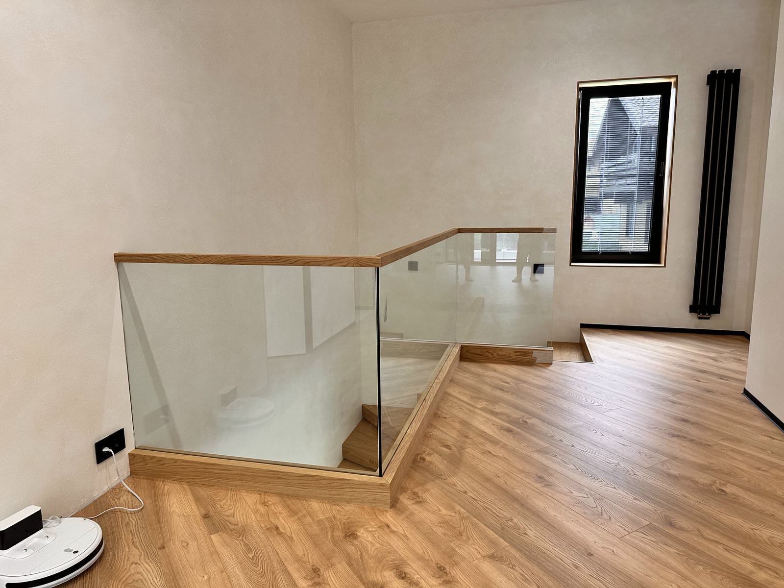 Консольная лестница с ограждением из стекла