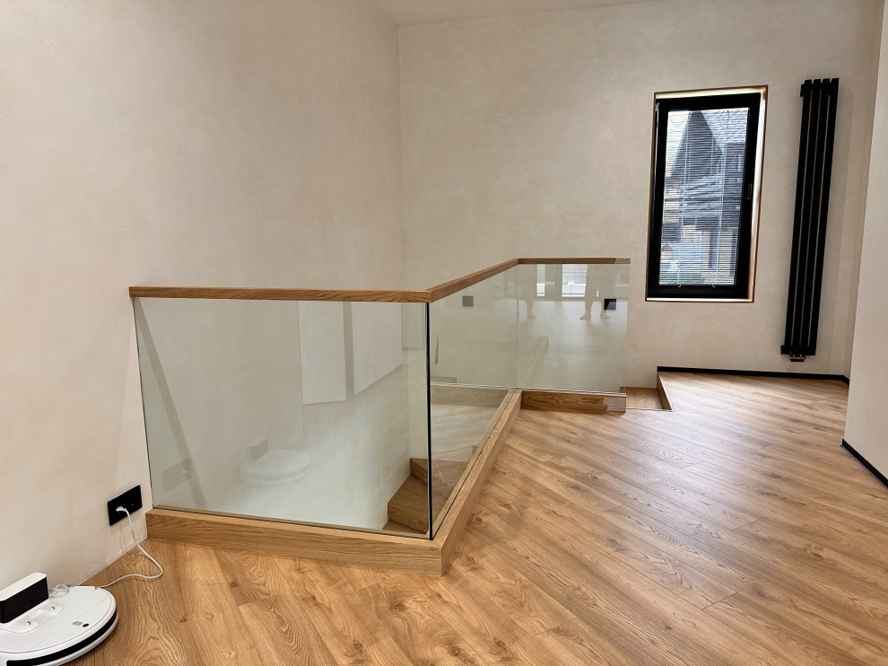 Консольная лестница с ограждением из стекла