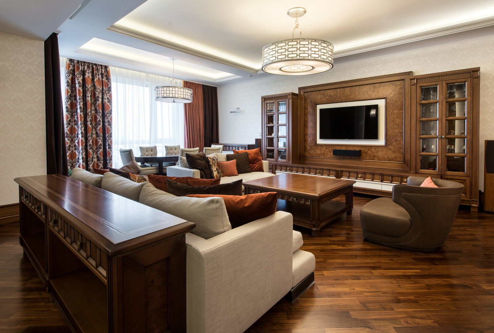 Гостиная, вид от входа в спальню