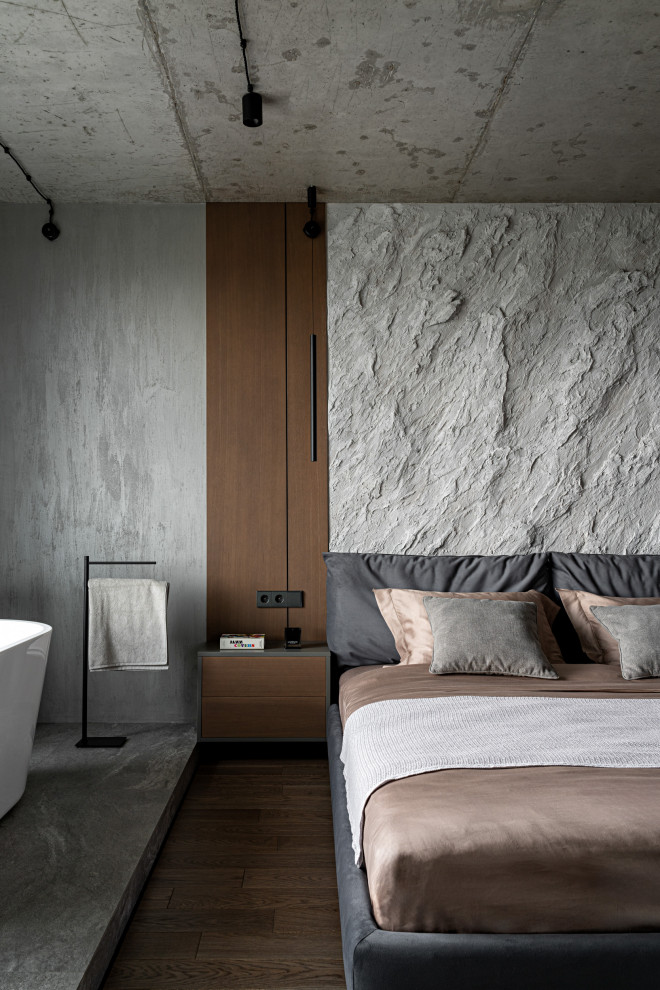 Бетонная квартира с ванной у окна