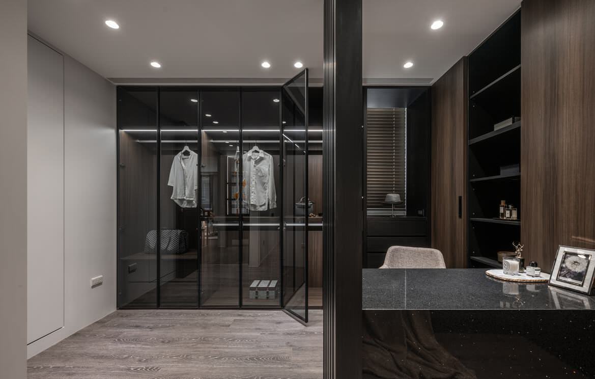 Бархатный уют темных оттенков в брутальном интерьере дома от L DESIGN