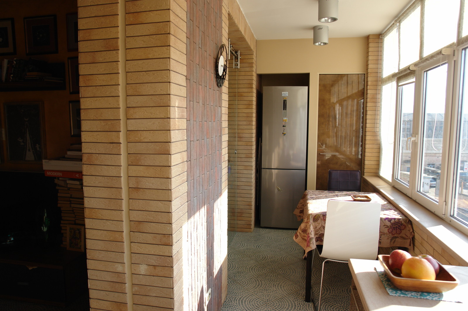 Перепланировка: из однушку в двушку с кладовкой и рабочим местом в спальне.