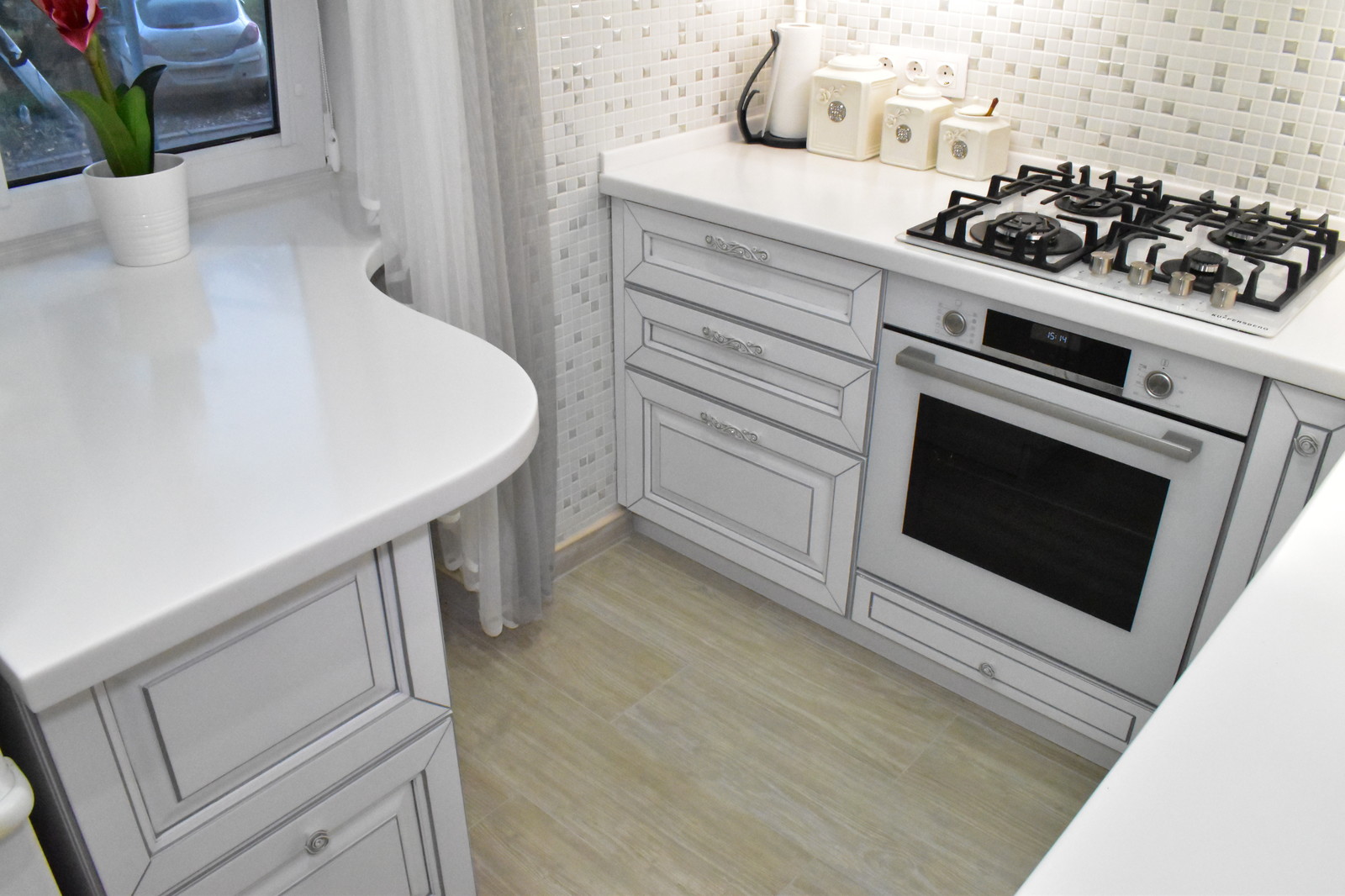 Кухня из массива бука, модель ЭКО в белом цвете с серебряной патиной