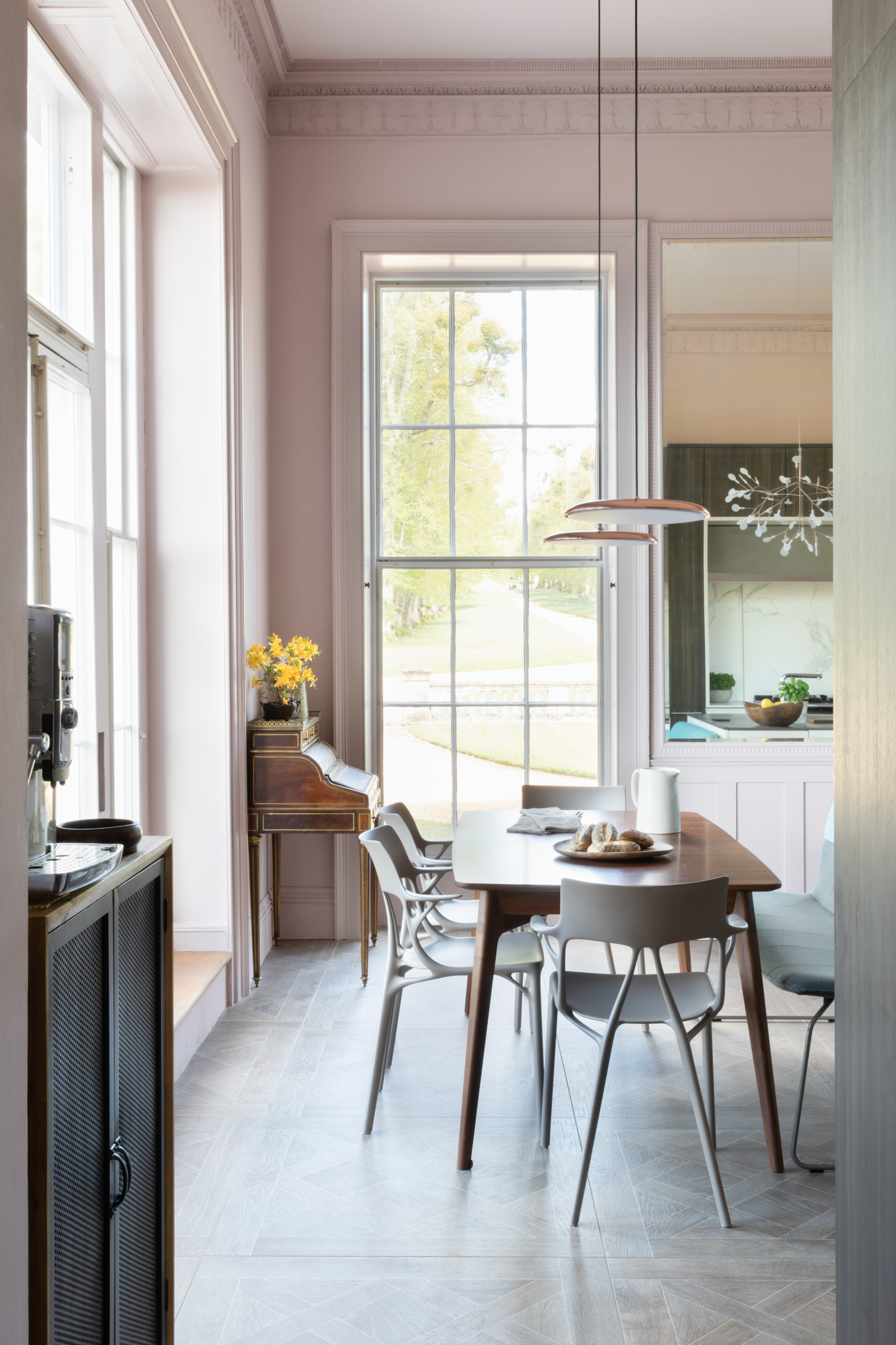 Проблема: высокий потолок в комнате-колодце