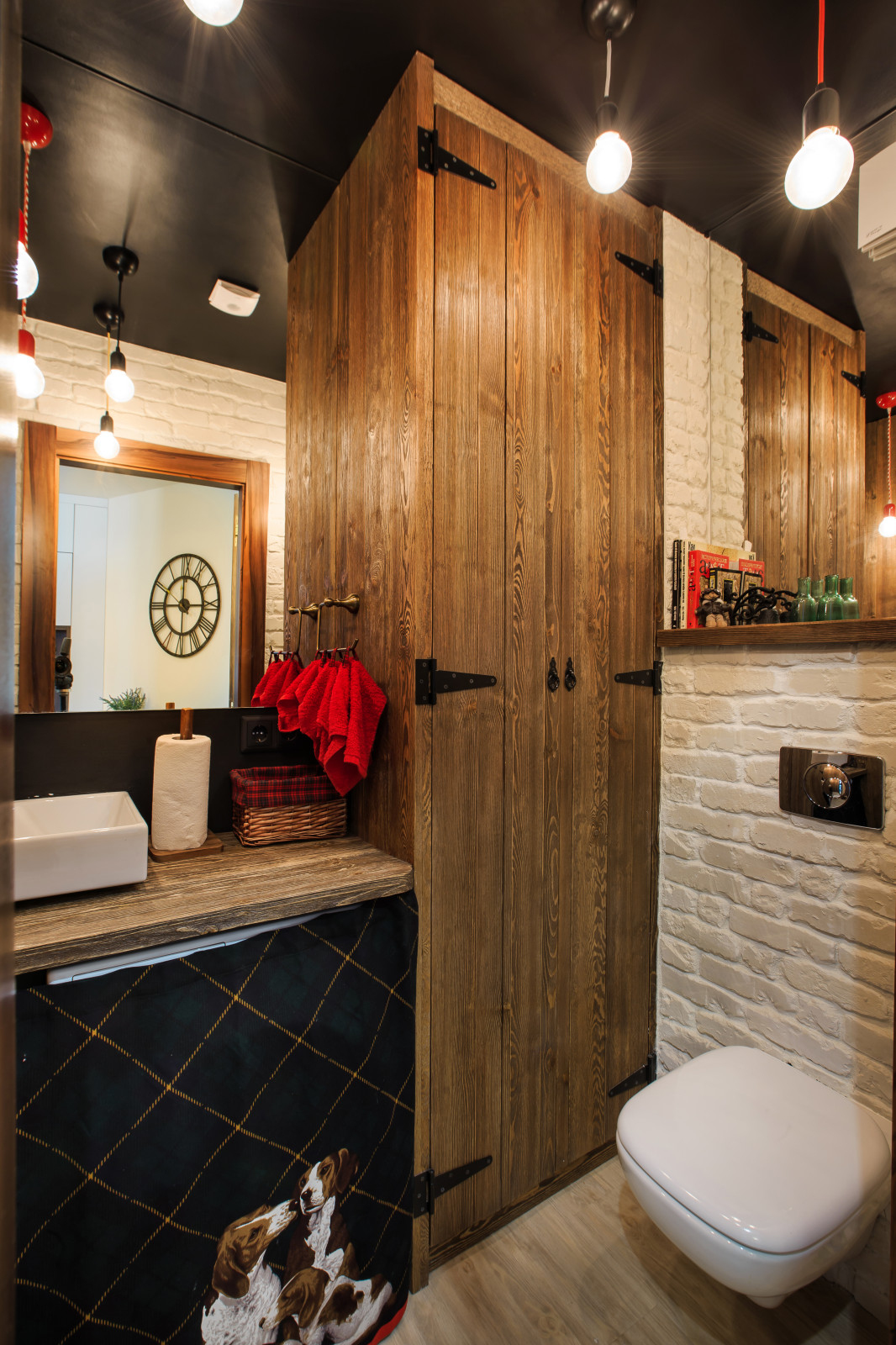 Houzz тур: Деревянный куб в гостиной и белая спальня для молодой семьи