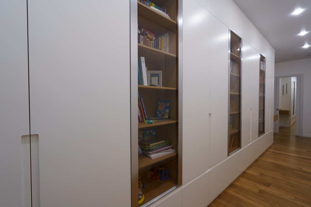 Длинный шкаф для длинного коридора