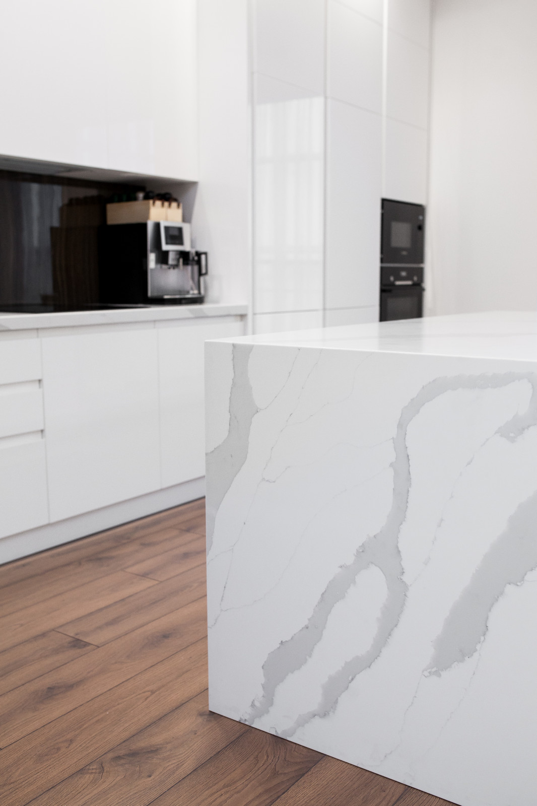 Светлая кухня в современном стиле