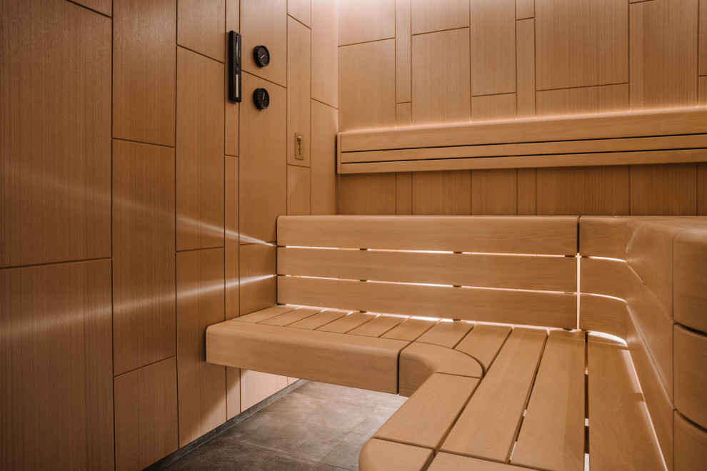 Полки из тонированной липы. Стены - шпонированные панели.