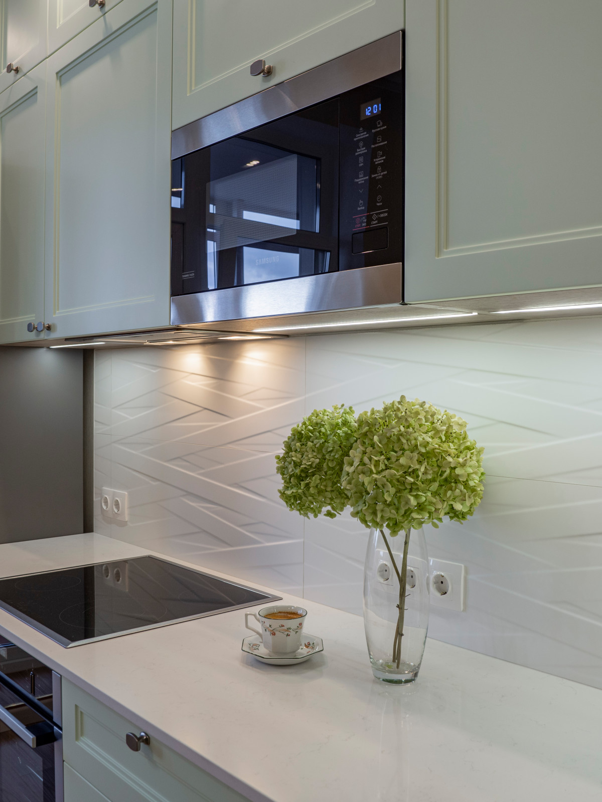 Нежная светло-мятная кухня в стиле неоклассика