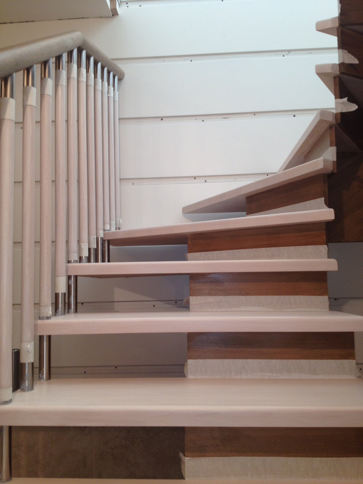 Деревянная лестница с комбинированными балясинами