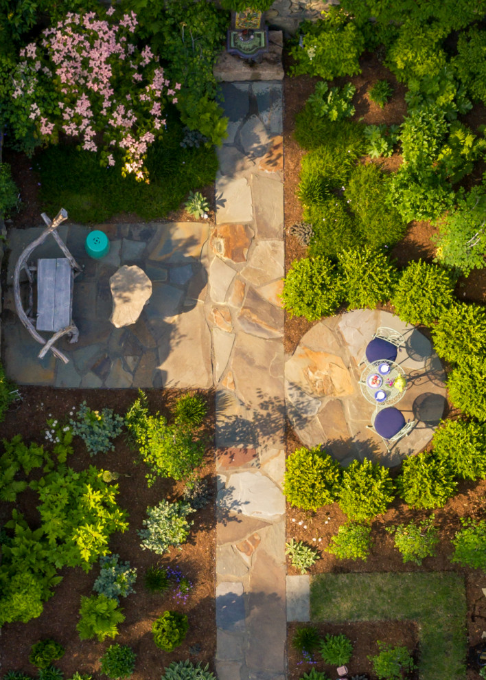 Сад недели: С фонтаном и развалинами древнего... сарая