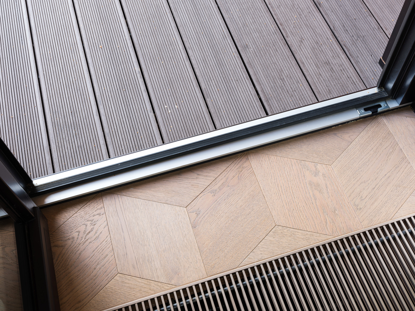 Остекление загородного дома в современном стиле