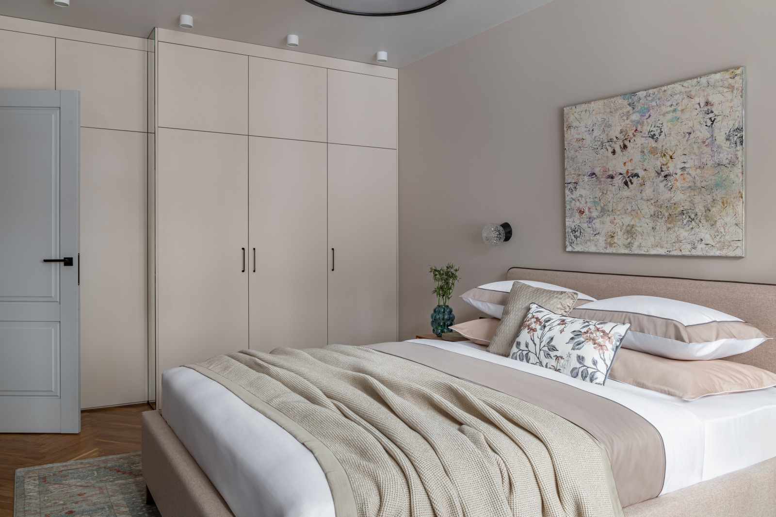 Уютная однокомнатная квартира с большим окном