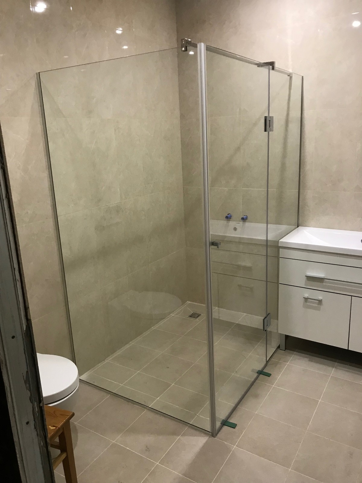 Обложка проекта: Стеклянная душевая в центре