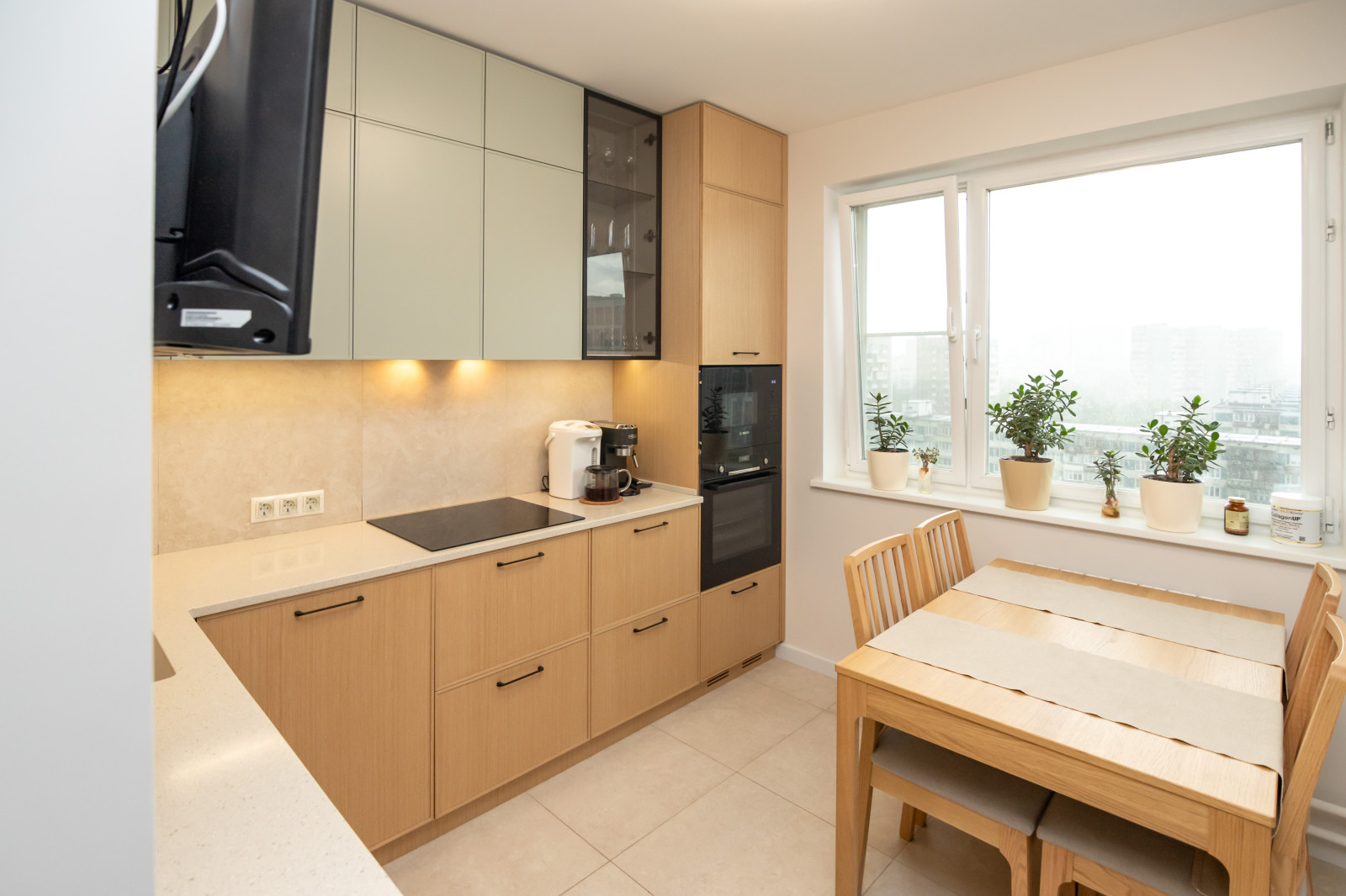 Неоклассическая кухня в трендовых цветах этого года