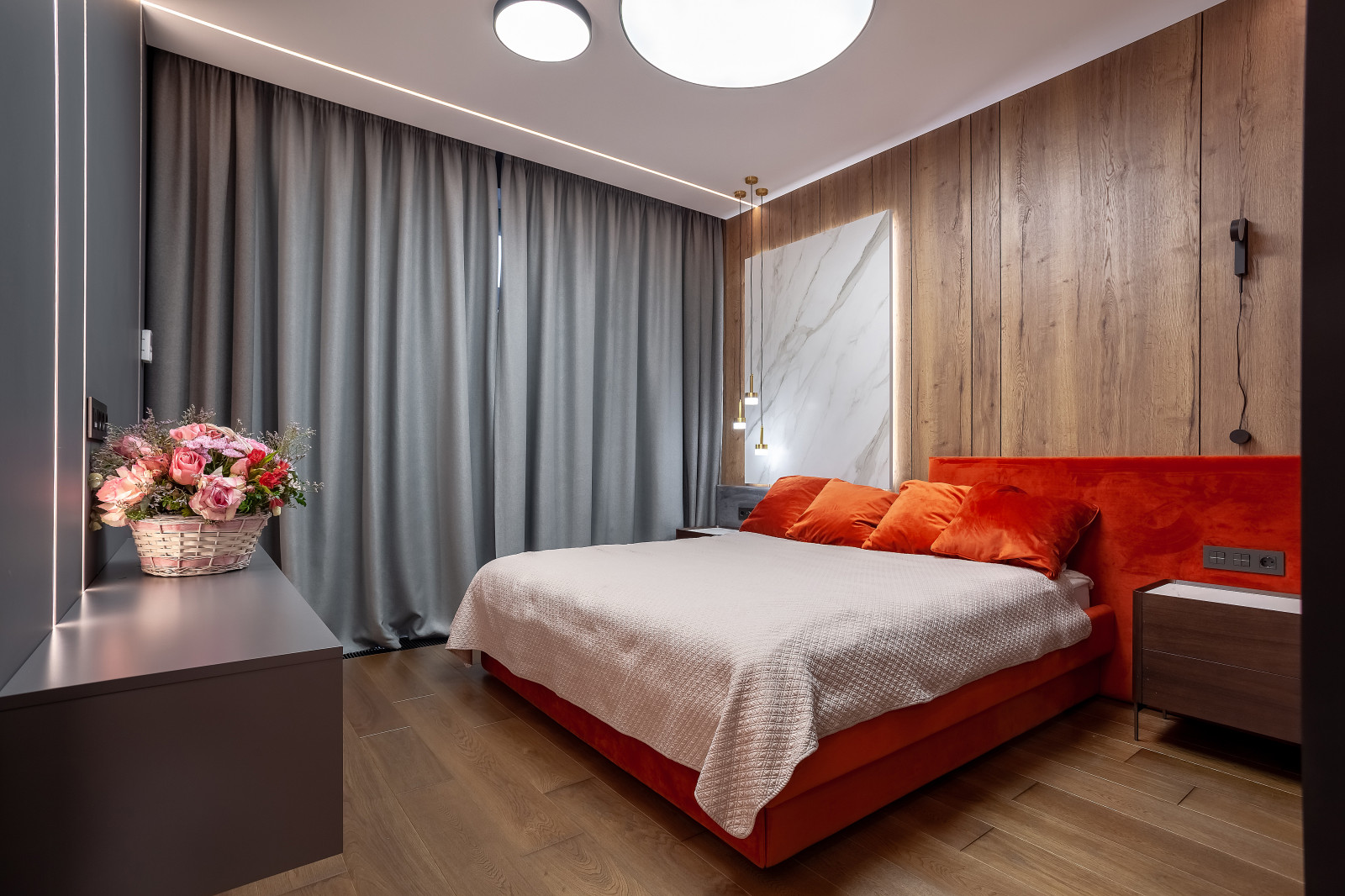 Двуцарговая кровать и стеновая панель