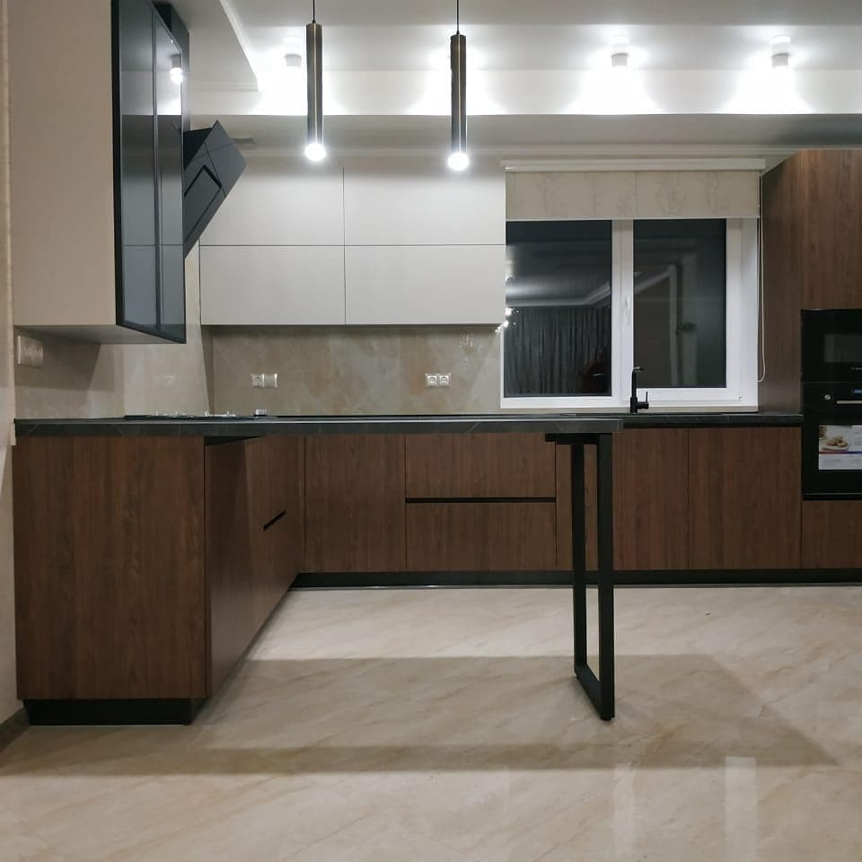 Большая темная кухня с барной стойкой в частный дом