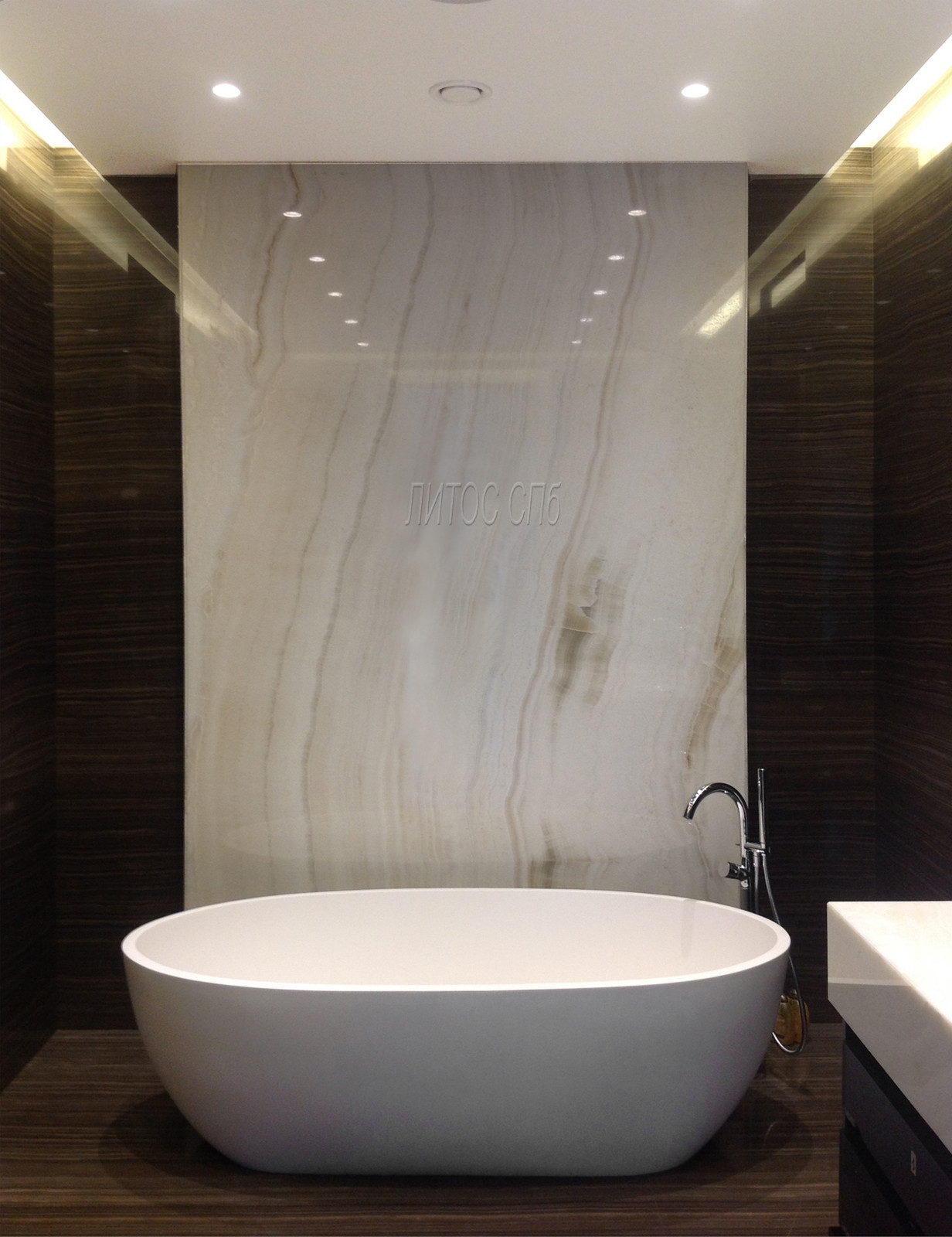 Обложка проекта: Ванная комната с применением натурального мрамора Eramosa и оникса Ivory