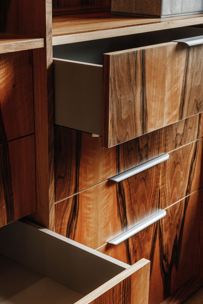 Гардеробная. В данной комнате использована итальянская система профилей, выполне