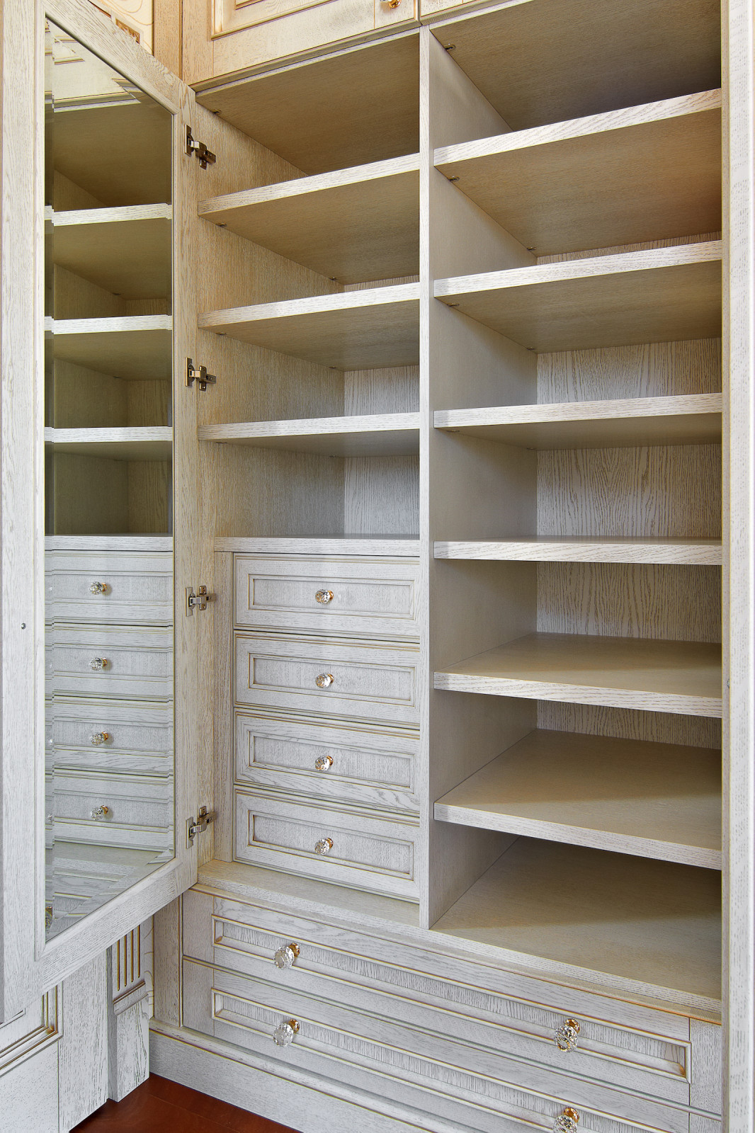 Элитные столярные изделия из дуба для дома в классическом стиле