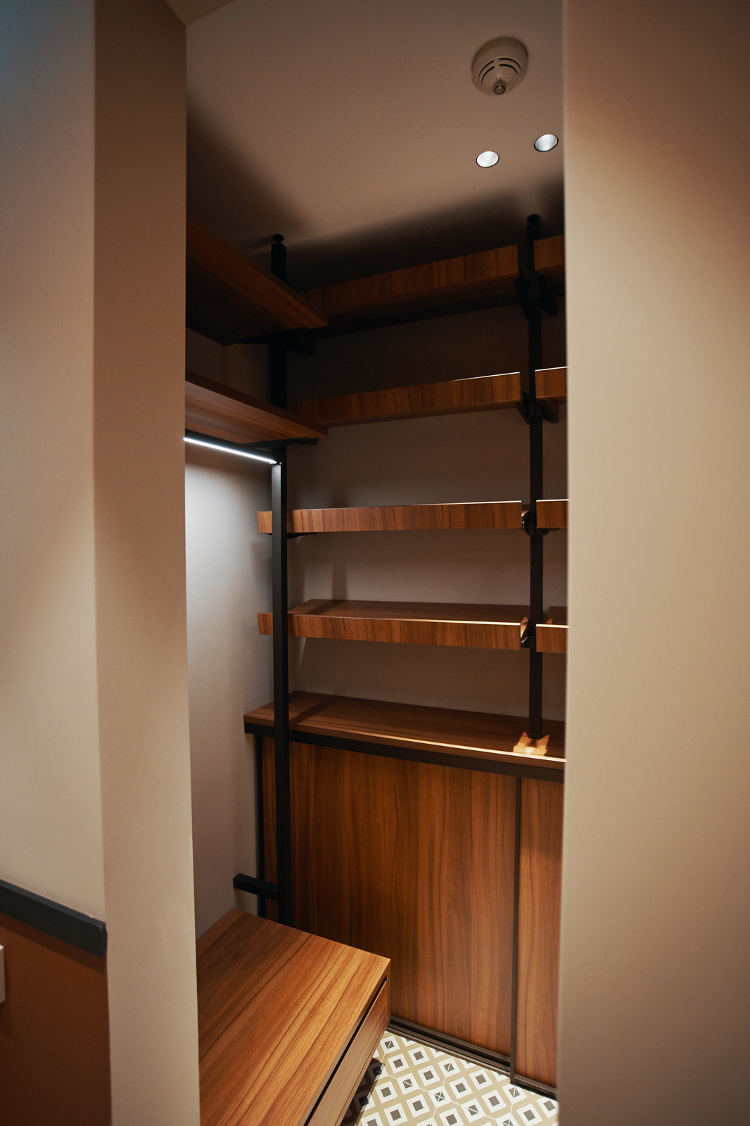 raumplus в интерьере квартиры на Минской, гардеробная UNO коридор