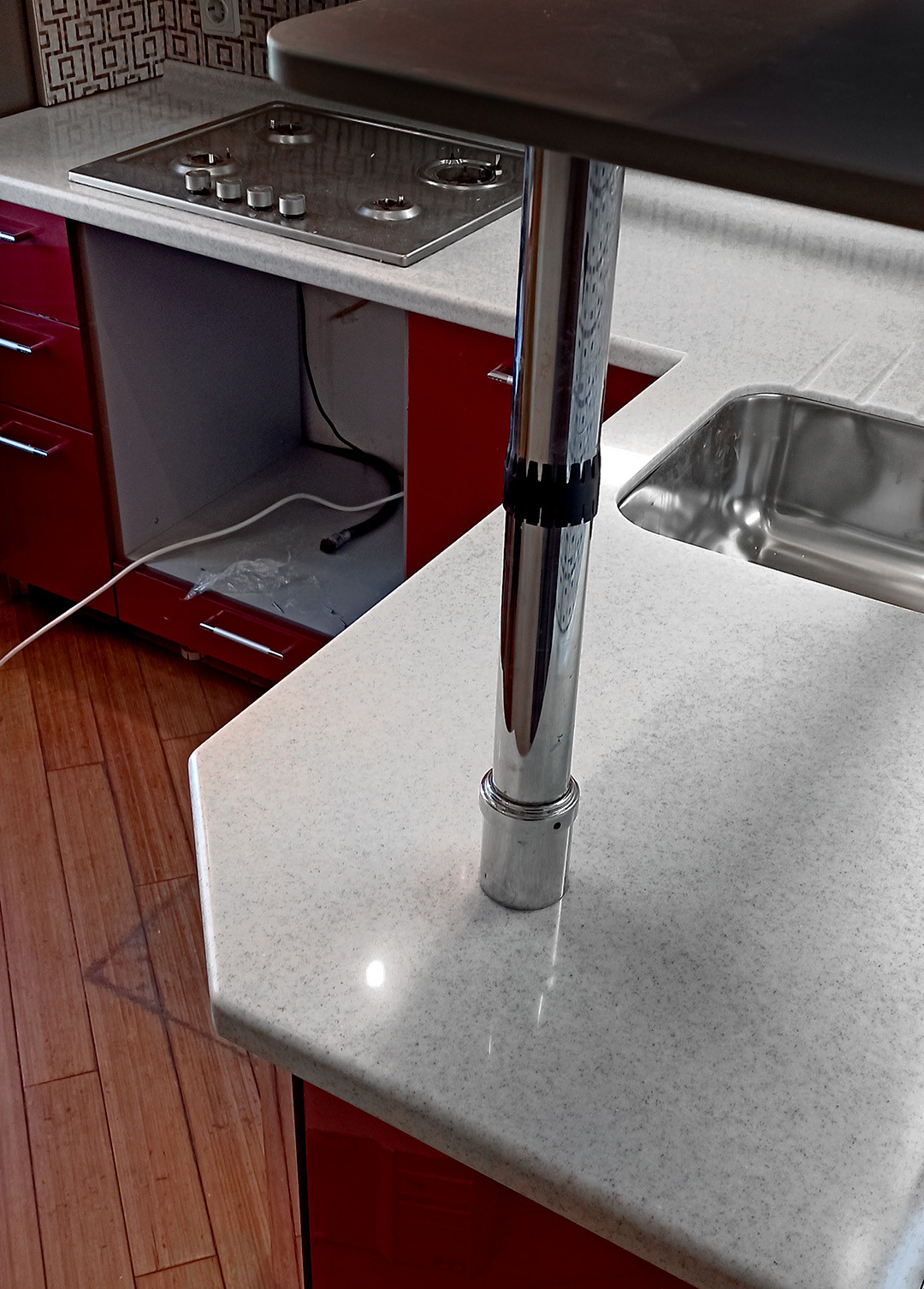 Серая кухонная столешница из искусственного камня Staron