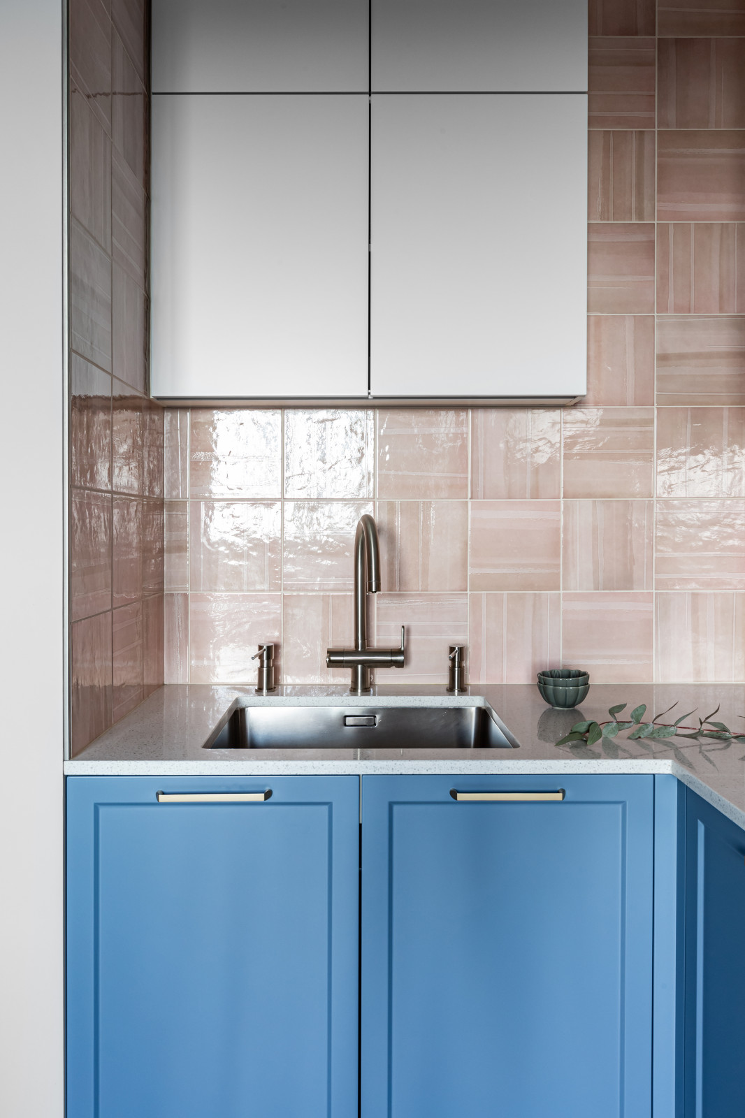 Кухня в Петергофе с высокими потолками