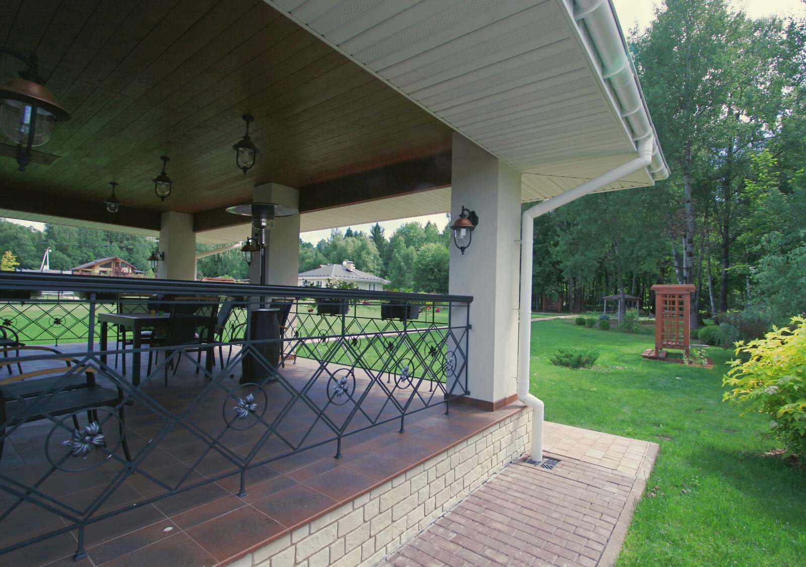 Архитектурный ансамбль из трех домов