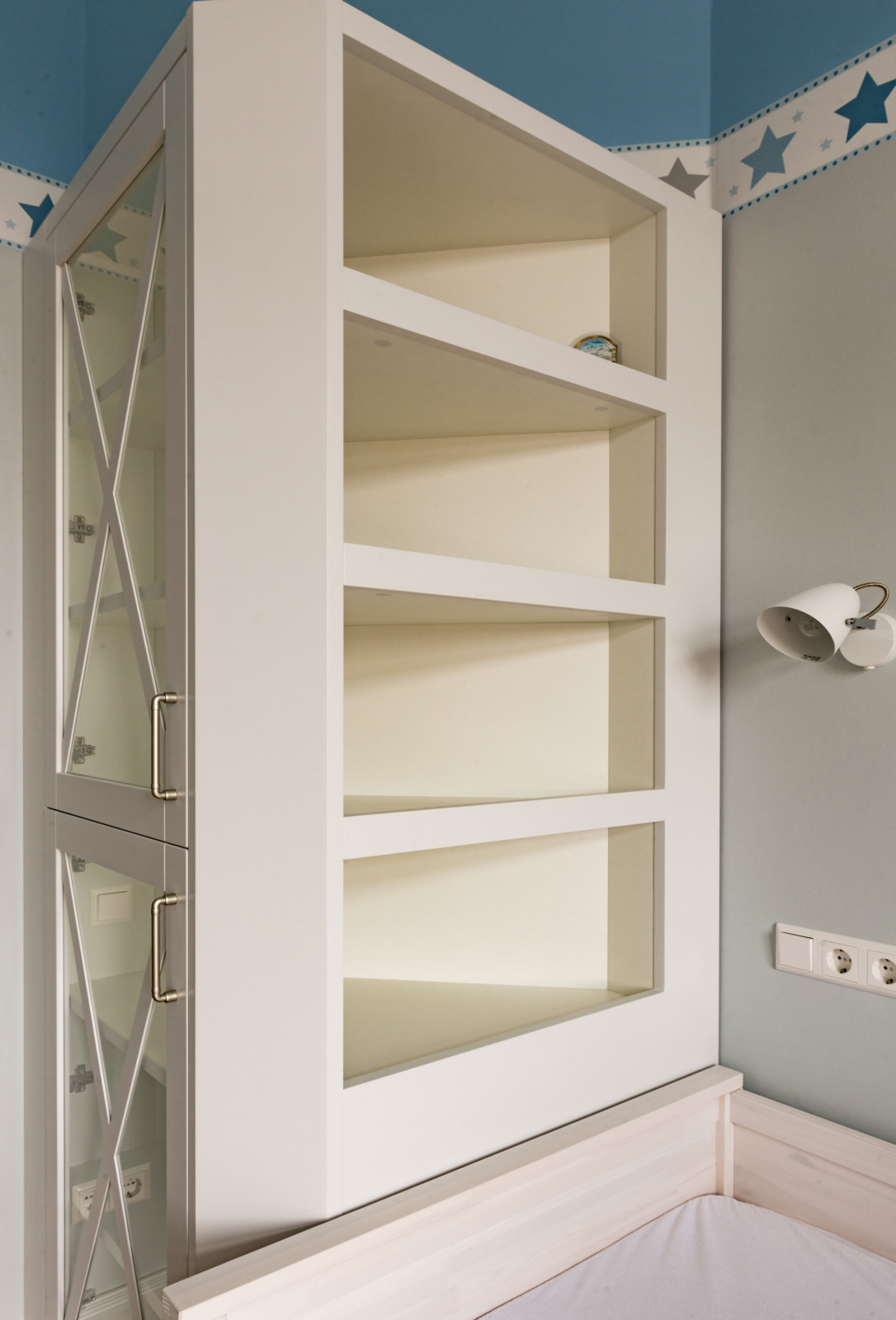 Шкафы и тумбы