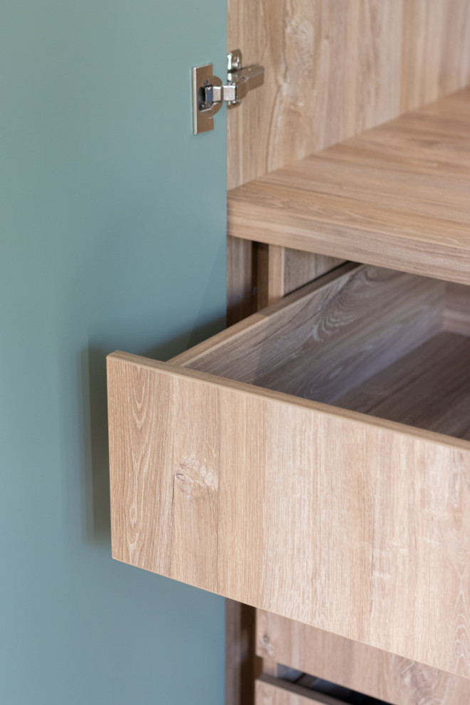 Распашной шкаф для спальни