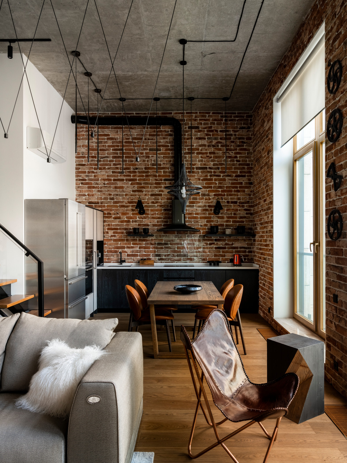 Houzz тур: Лофт в двухэтажной квартире с мопедом под лестницей