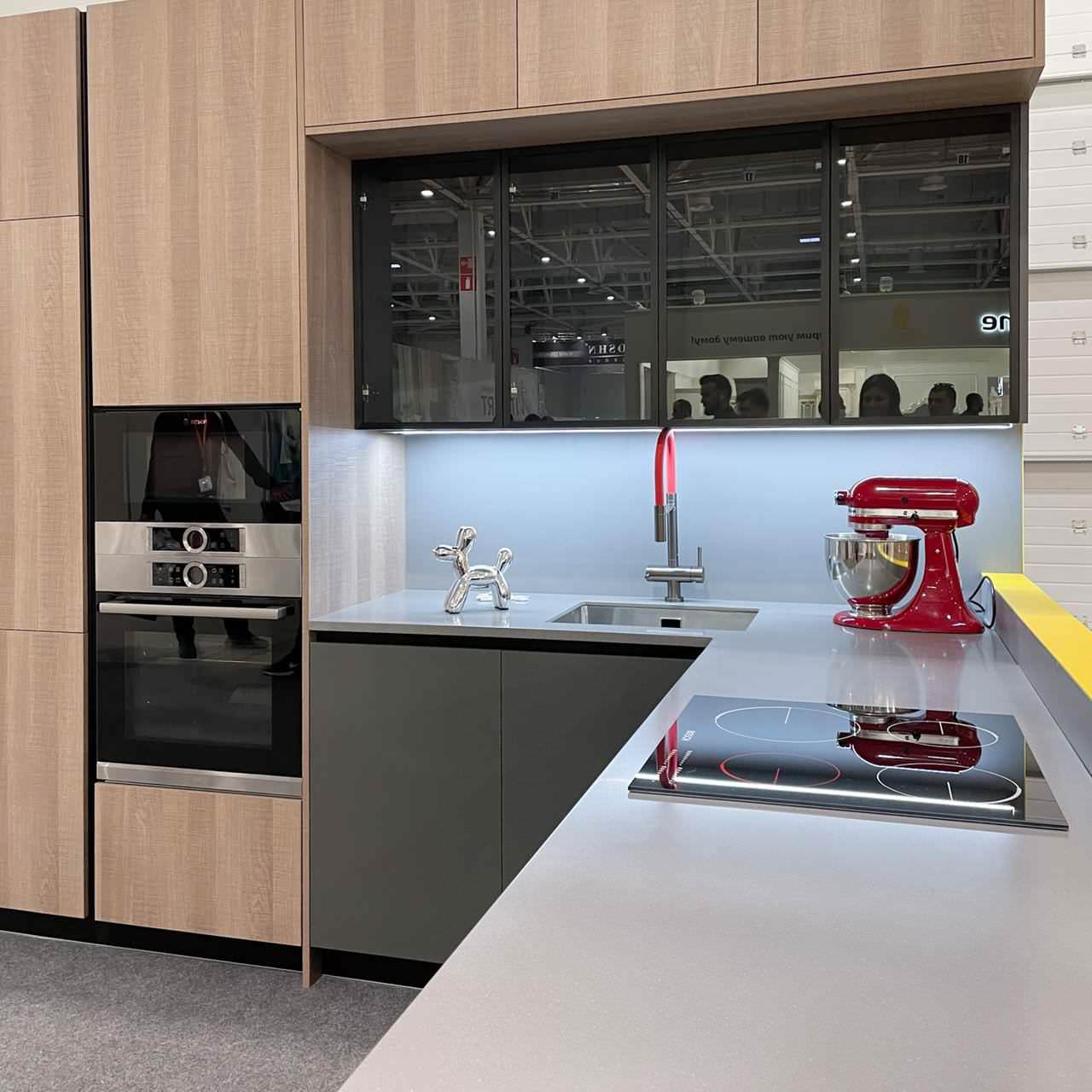 Обложка проекта: Современная кухня с антресолями и столешницей из искусственного камня