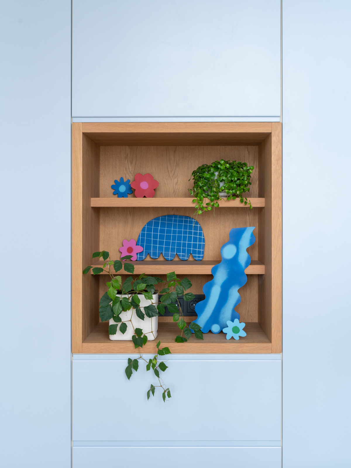 Двухкомнатная квартира с зеленой перегородкой в гостиной