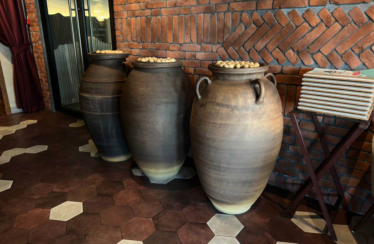Большие квеври, горшки и кувшины для ресторана «Джани»