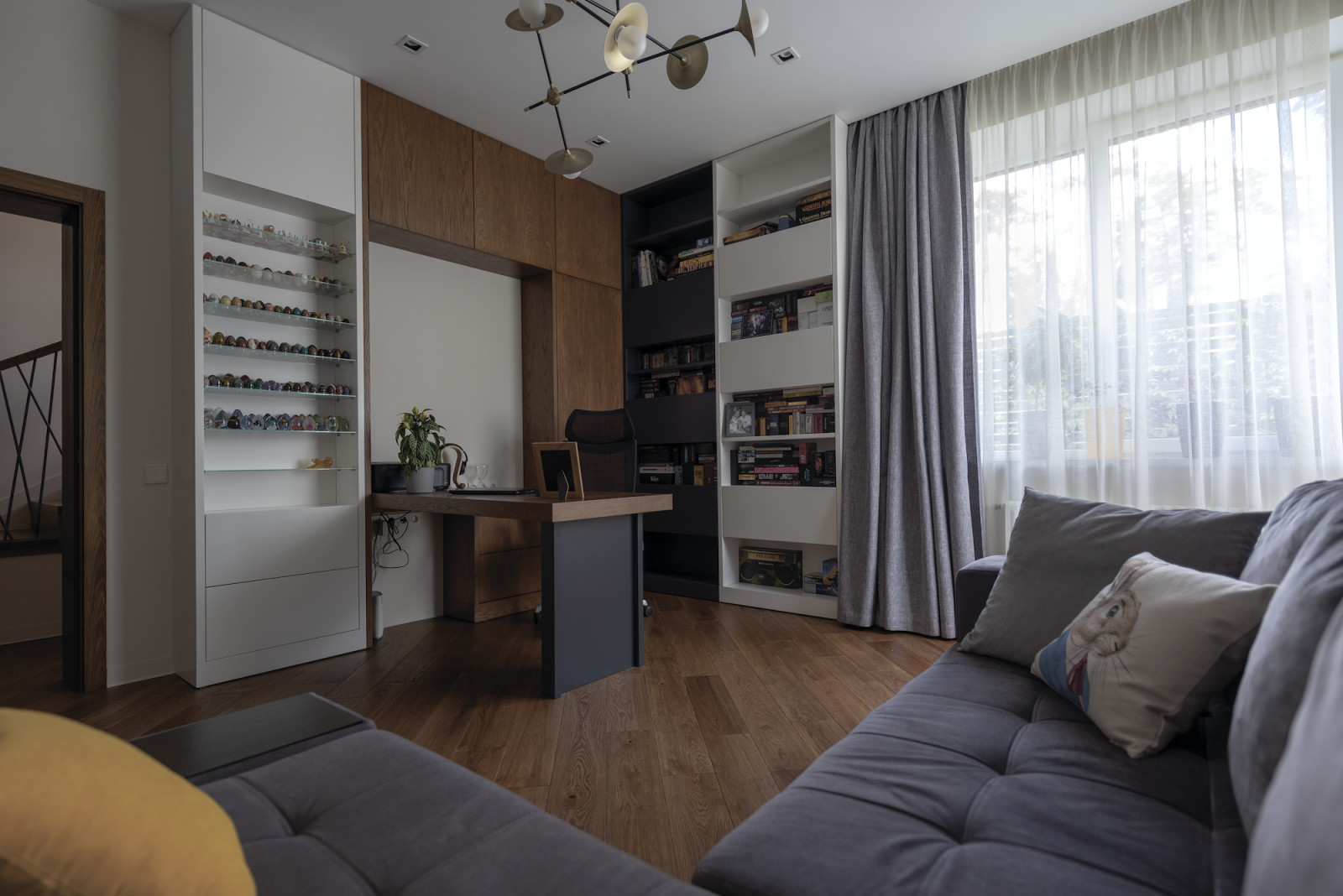 Стеллаж и стол для домашнего кабинета