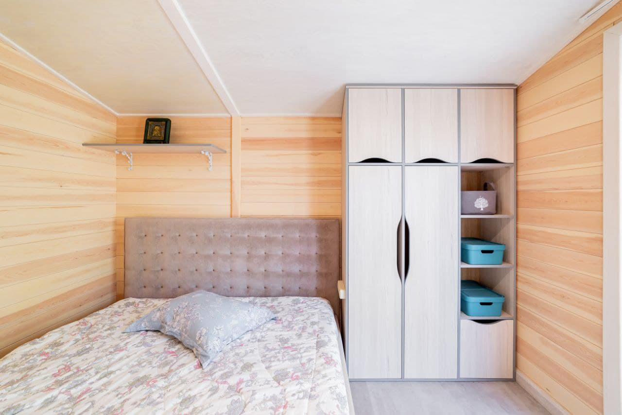 Мебель для спальни с подвесным столиком в загородный дом