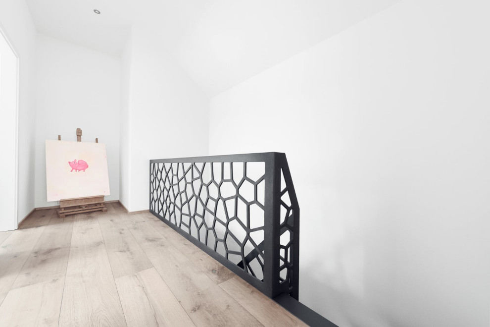 Консольная лестница в темных тонах с балюстрадой в виде Диаграммы Вороного