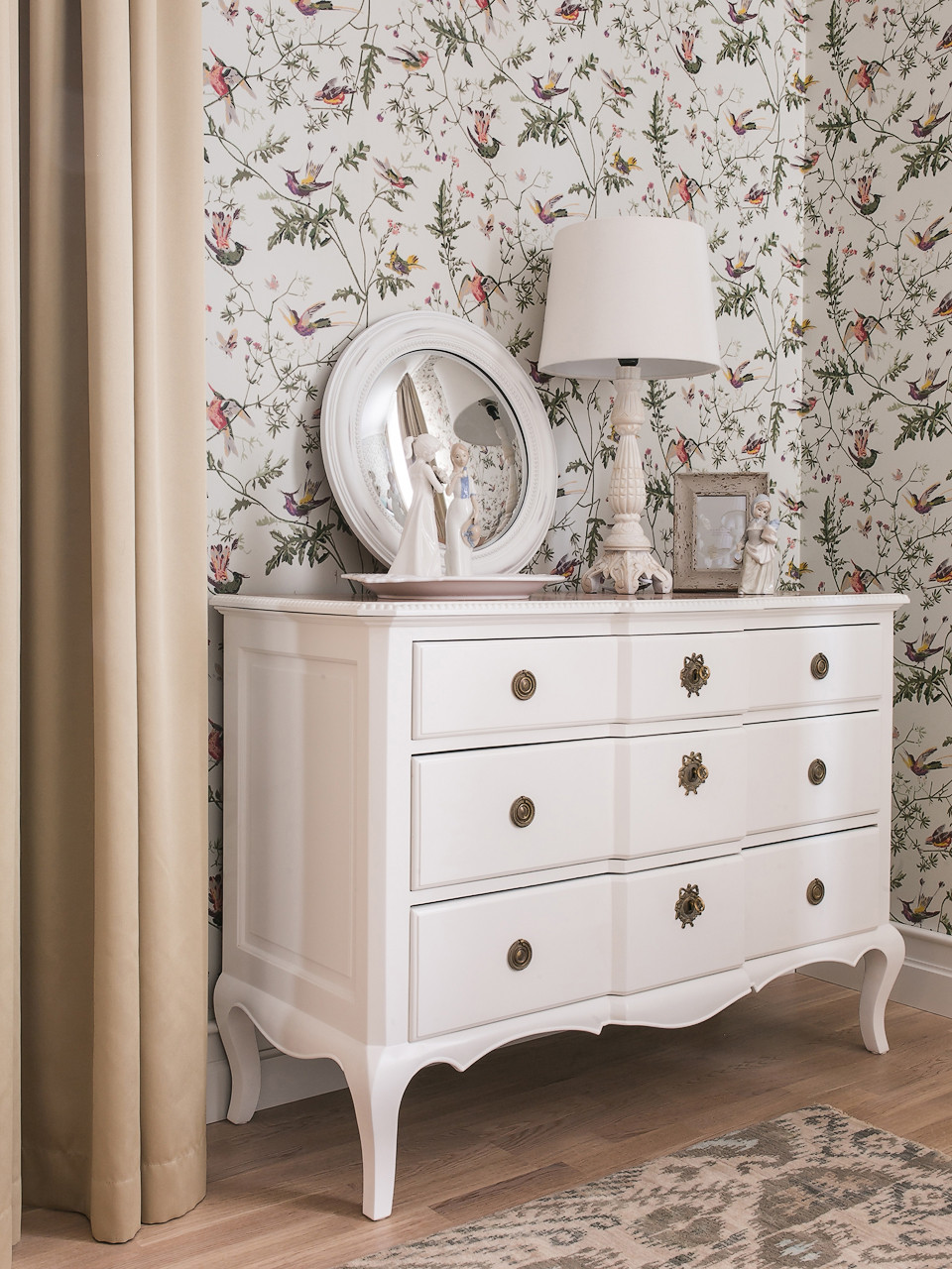 Houzz тур: Квартира с цветными шкафами для коллекции фарфора