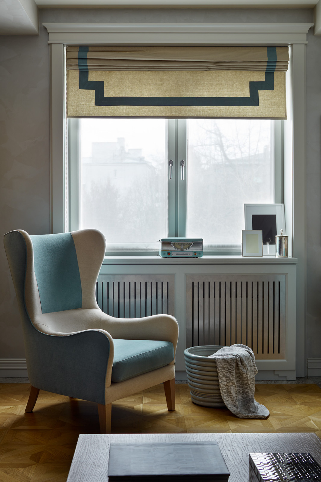 Серая цветовая палитра с яркими акцентами