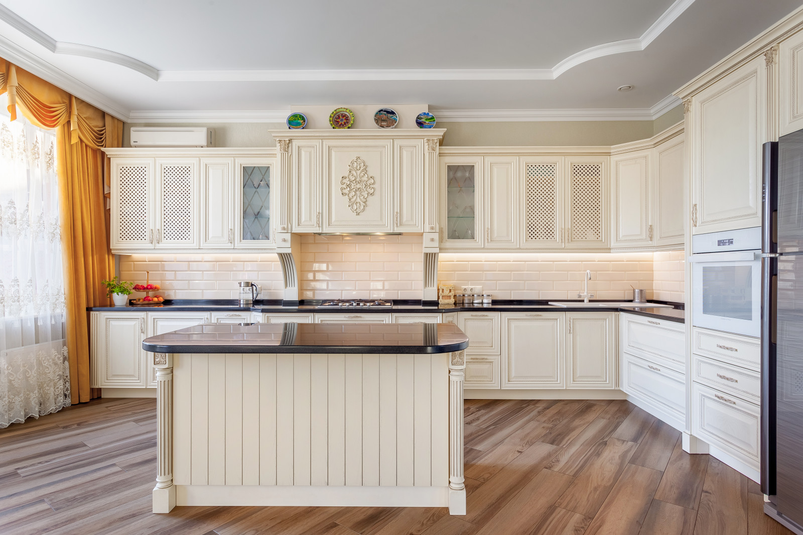 Кухня с порталом в частный дом г. Краснодар и массива ясеня