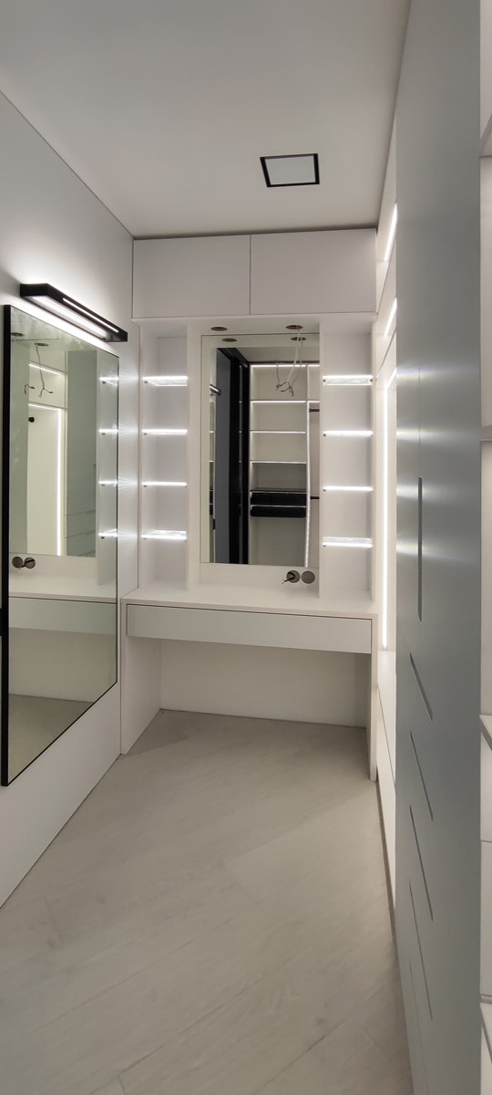 Обложка проекта: Минималистичная гардеробная